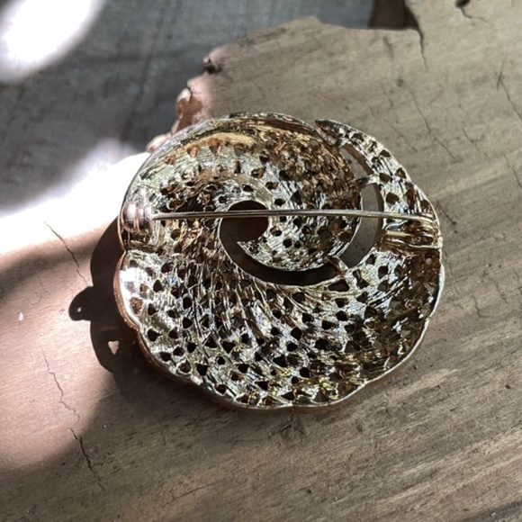 Vintage Retro Topaz Rhinestone Gold Tone Swirl Wreath Brooch Pin - Picture 7 of 11